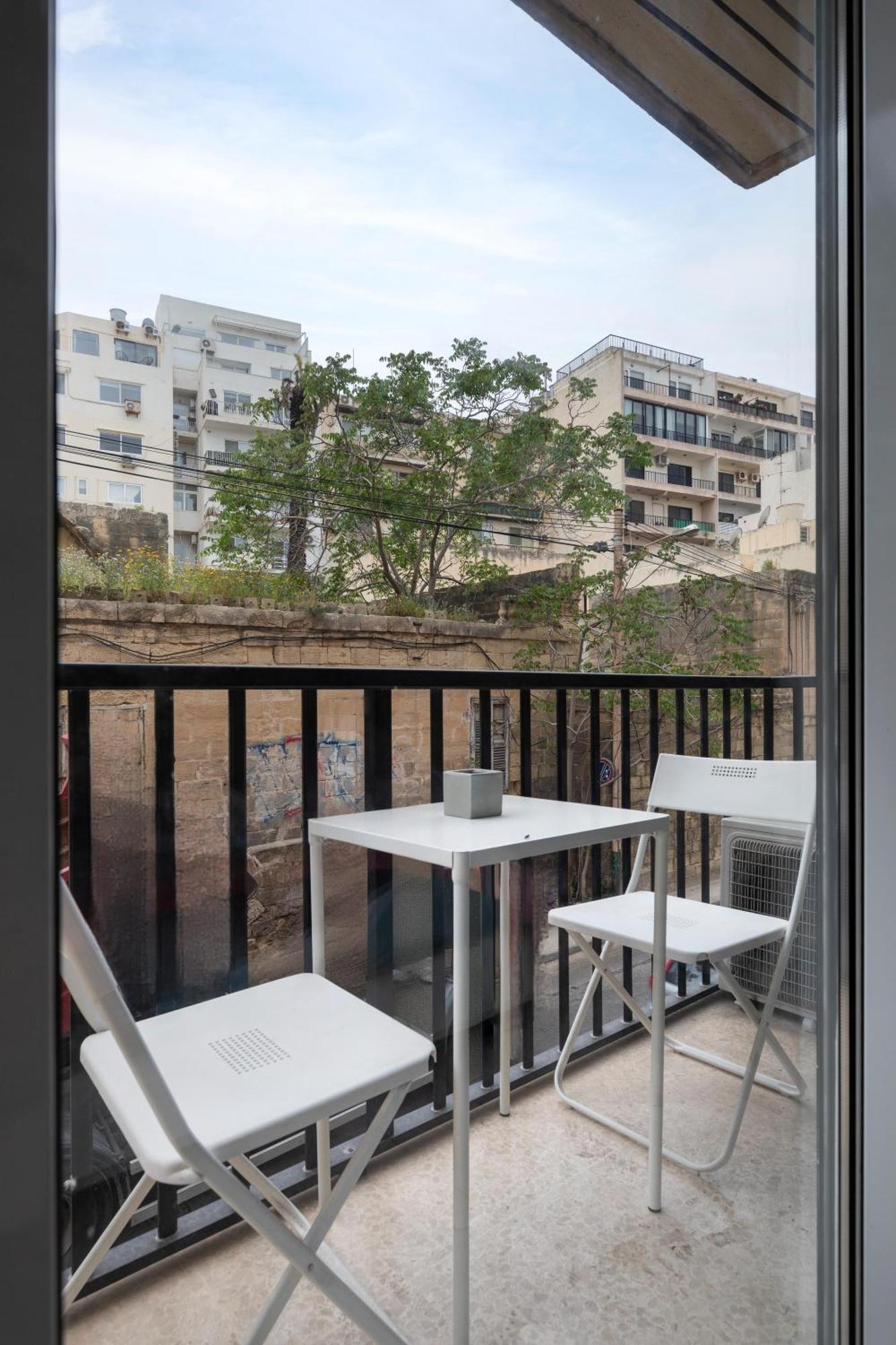 Modern 3 Bedroom & 3 Bathroom Apartment - Near Balluta Bay Сент Джулианс Экстерьер фото